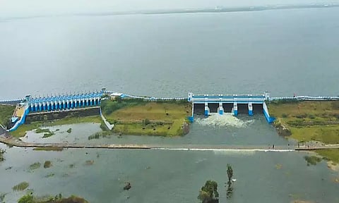 செம்பரம்பாக்கம் ஏரியில் இருந்து 1,000 கனஅடி நீர் திறப்பு; கரையோர பகுதி மக்களுக்கு வெள்ள அபாய எச்சரிக்கை