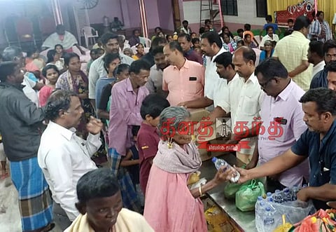 கொட்டக்குடி ஆற்றில் வெள்ளப்பெருக்கு: நிவாரண முகாமில் தங்க வைக்கப்பட்ட மக்கள்