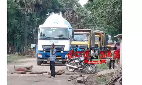 குண்டும், குழியுமான சாலையை சீரமைக்கக்கோரி லாரிகள் சிறைபிடிப்பு
