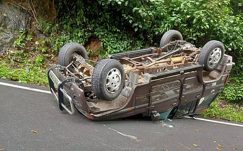 தலைகுப்புற கவிழ்ந்த கார்