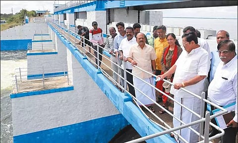 நீர்வரத்து அதிகரிப்பு எதிரொலி: செம்பரம்பாக்கம் ஏரியில் அமைச்சர் துரைமுருகன் ஆய்வு