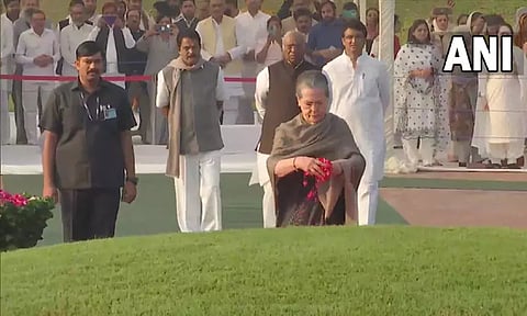 முன்னாள் பிரதமர் ஜவகர்லால் நேரு பிறந்த தினம்; சோனியா காந்தி, மல்லிகார்ஜூன கார்கே மலரஞ்சலி