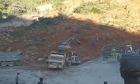 மிசோரமில் கல் குவாரி இடிந்து விபத்து - 12 தொழிலாளர்கள் சிக்கியுள்ளதாக அச்சம்