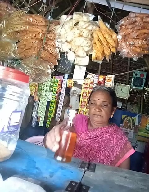 சமூக வலைதளங்களில் பரவிய 'வீடியோ': பெட்டிக்கடையில் மது விற்ற பெண் கைது