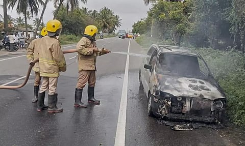 நடுரோட்டில் கார் தீப்பற்றி எரிந்ததில் அதிர்ஷ்டவசமாக தம்பதி உயிர் தப்பினர்