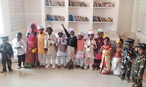 அங்கன்வாடிக்கு தேசத்தலைவர்கள் வேடமணிந்து வந்த குழந்தைகள்