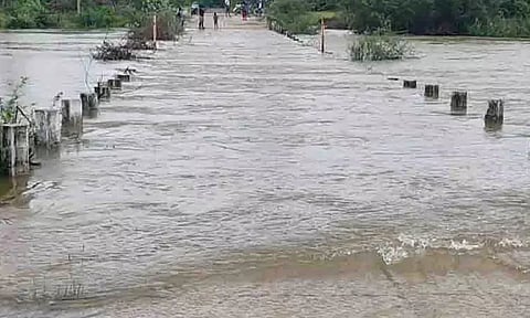 காஞ்சீபுரம் அருகே வெங்கச்சேரி செய்யாற்றில் திடீர் வெள்ளப்பெருக்கு; போக்குவரத்து துண்டிப்பு