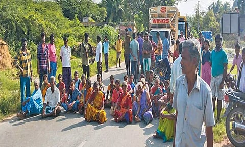 தேங்கி நிற்கும் மழைநீரை அகற்றாததால் ஆர்.கே.பேட்டை-திருத்தணி சாலையில் கிராம மக்கள் மறியல்