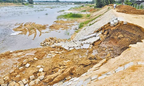 ரூ.18 கோடியில் கட்டப்பட்டு பயன்பாட்டிற்கு வரும் முன் கொசஸ்தலை ஆற்றில் தடுப்பணை கரைகள் சரிந்து சேதம்