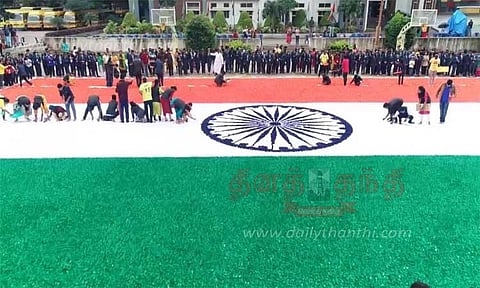 2.30 லட்சம் காகித படகுகள் மூலம் மாணவர்கள் உருவாக்கிய தேசிய கொடி