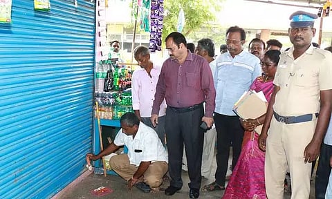 விழுப்புரத்தில் வரி பாக்கி செலுத்தாத 5 கடைகளுக்கு `சீல்' நகராட்சி அதிகாரிகள் நடவடிக்கை