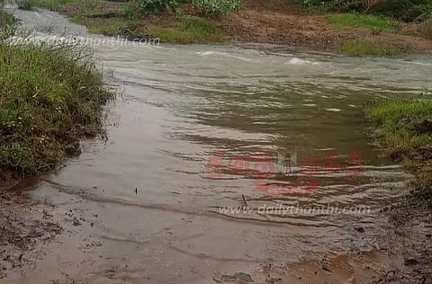 ஆற்றின் குறுக்கே பாலம் இல்லாததால் இறந்தவர்களின் உடலை கொண்டு செல்வதில் சிரமம்