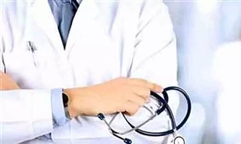 கல்லூரி விடுதியில் சாப்பிட்ட 8 மாணவர்களுக்கு வாந்தி-மயக்கம்