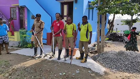 தொழிலாளி வீட்டிற்குள் புகுந்த பாம்பு