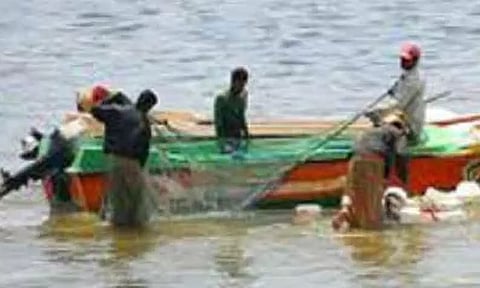 ராமேசுவரம் மீனவர்களை விரட்டியடித்த இலங்கை கடற்படை