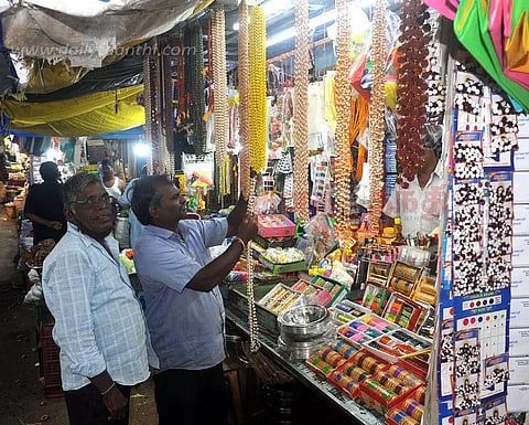 மாலை விற்பனை மும்முரம்