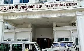 பாதுகாப்பு உபகரணங்கள் இன்றி கழிவுநீர் வாய்க்காலை சுத்தம் செய்யும் பணி