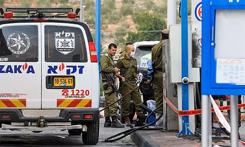 இஸ்ரேலில் கத்திக்குத்து; 2 பேர் சாவு - தாக்குதல் நடத்திய பாலஸ்தீன வாலிபர் சுட்டுக்கொலை