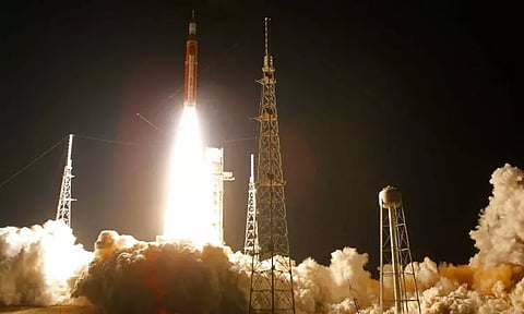 நிலவு ஆய்வு பணி: நீண்ட போராட்டத்திற்கு பின் விண்ணில் செலுத்தப்பட்ட நாசாவின் ஆர்டெமிஸ்-1 ராக்கெட்
