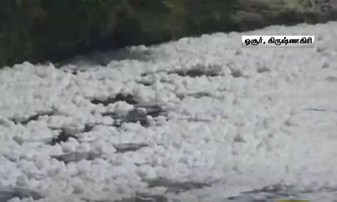 தென்பெண்ணை ஆற்றில் மிதந்து செல்லும் ரசாயண நுரை - விளைநிலங்களை பாதிக்கும் என விவசாயிகள் கவலை