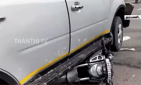 மின்னல் வேகத்தில் மோதி பைக் மீது ஏறி இறங்கிய கார் - தலைக்கவசத்தால் உயிர் தப்பிய இளைஞர்கள்