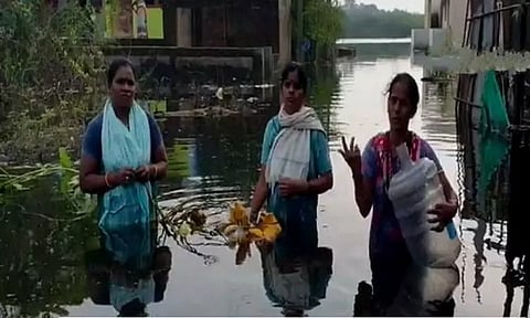 சென்னையில் பல்வேறு தெருக்களில் சூழ்ந்துள்ள மழை நீரால் பொதுமக்கள் தவிப்பு...!