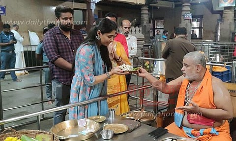 நடிகை சப்தமி கவுடா, துர்கா பரமேஸ்வரி கோவிலில் சாமி தரிசனம்