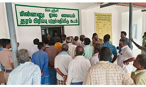 ஆன்லைன் முறை கொள்முதலுக்கு வியாபாரிகள் எதிர்ப்பு: செஞ்சி ஒழுங்குமுறை விற்பனை கூடத்தை விவசாயிகள் முற்றுகை