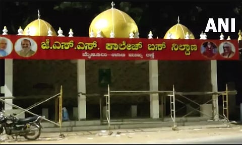 மசூதி வடிவத்தில் கட்டப்பட்ட பேருந்து நிறுத்தம் - ஒரு வாரத்துக்குள் அகற்ற நெடுஞ்சாலைகள் ஆணையம் உத்தரவு!