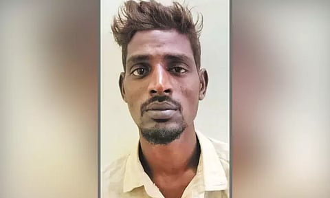 மின்சார ரெயிலில் மாதம் ஒரு முறை புறநகர் பகுதிக்கு வந்து கைவரிசை: வீடுகளில் திருடிய நகைகளை விற்று ஆதரவற்றோருக்கு உதவிய கொள்ளையன்