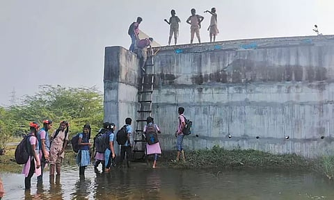 வெள்ளப்பெருக்கால் 13 கிராமங்கள் துண்டிப்பு: கொசஸ்தலை ஆற்றின் குறுக்கே ஆபத்தான முறையில் பயணிக்கும் மாணவர்கள்