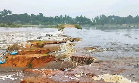 பாலாற்றில் வெள்ளப்பெருக்கு இரும்புலிச்சேரி தரைப்பாலம் சேதம் - பொதுமக்கள் பாதிப்பு