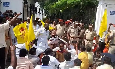 சட்டப்பேரவையை முற்றுகையிட்டு பா.ம.கவினர் ஆர்ப்பாட்டம் - புதுச்சேரியில் பரபரப்பு...!