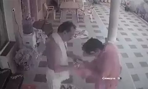 பிச்சை கேட்பது போல் நடித்து கட்சி தலைவரை வெட்டிய மர்ம நபரால் பரபரப்பு