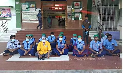 சம்பள உயர்வு கேட்டு ஒப்பந்த தொழிலாளர்கள் தர்ணா போராட்டம்