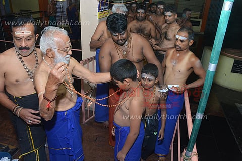 அய்யப்ப பக்தர்கள் துளசி மாலை அணிந்து விரதம் தொடங்கினர்