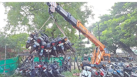 ராட்சத கிரேன் மூலம் வாகனங்களை அகற்றிய போலீசார்