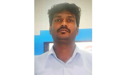 திண்டிவனத்தில் லாரி மோதி வாலிபர் சாவு குழந்தைகளை பள்ளியில் விட்டு திரும்பிய போது விபத்து