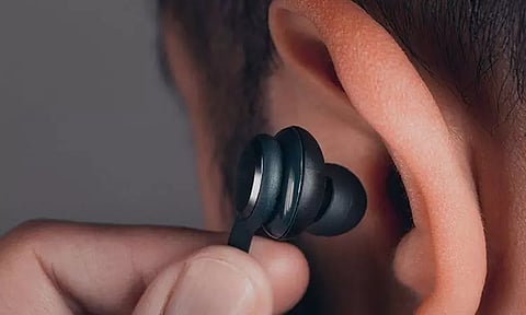 இயர் போன்களால் உலக அளவில் 100 கோடி பேருக்கு காதுகேளாமல் போகும்? - ஆய்வில் வெளியான அதிர்ச்சித் தகவல்