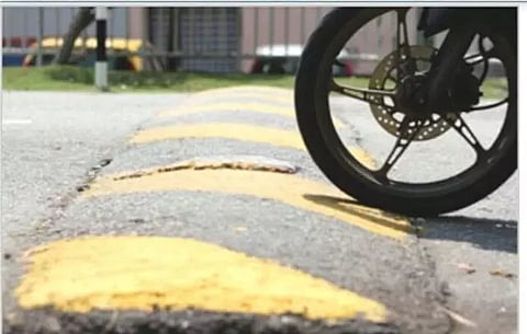 கிராமப்புற சாலைகளில் விபத்துகளை தவிர்க்க வேகத்தடை அமைக்க உத்தரவு