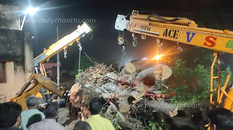 200 ஆண்டுகள் பழமையான ஆலமரம் வேருடன் அகற்றம்