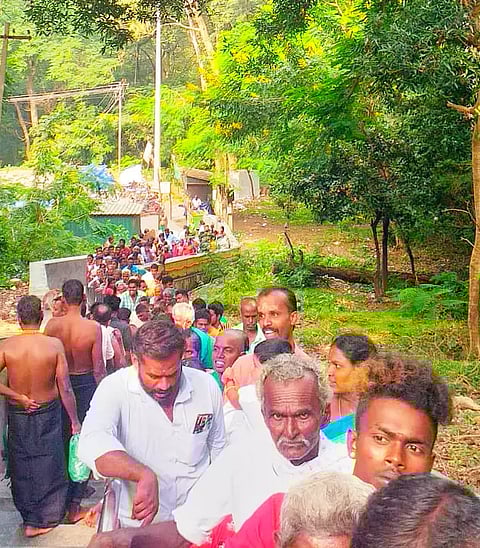 ஆயிரக்கணக்கான பக்தர்கள் புனித நீராடினர்