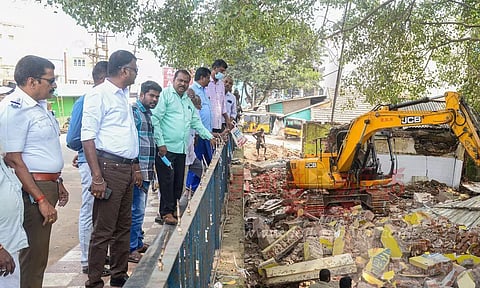 60 ஆண்டுகளாக ஆக்கிரமிப்பில் இருந்த வீடு, கடைகள் இடிப்பு