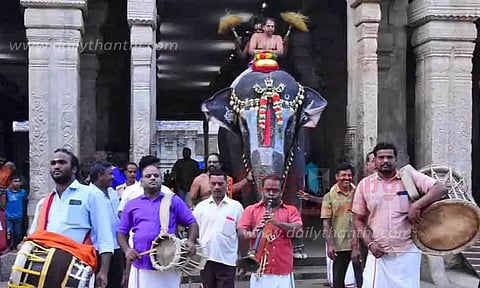 ஸ்ரீரங்கம் ரெங்கநாதர் கோவிலுக்கு காவிரியில் இருந்து தங்கக்குடத்தில் புனிதநீர்