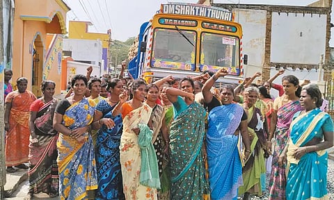 ரேஷன் பொருட்களை இறக்க எதிர்ப்பு தெரிவித்து லாரியை சிறைபிடித்த கிராம மக்கள்