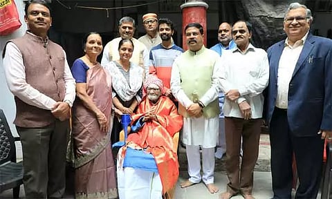 காசியில் மகாகவி பாரதியாரின் குடும்பத்தினரை சந்தித்துப் பேசிய மத்திய மந்திரி தர்மேந்திர பிரதான்