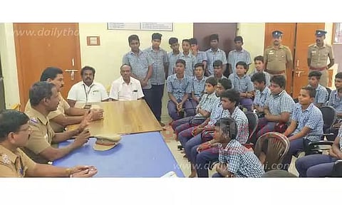 பள்ளி மாணவர்களுக்கு போலீஸ் நிலைய அடிப்படை பணிகள் குறித்து பயிற்சி