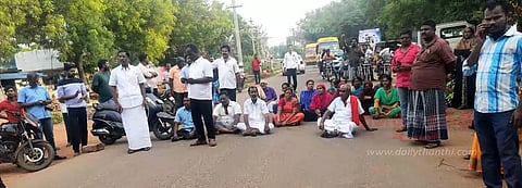 பொதுமக்கள் சாலை மறியல் போராட்டத்தில் ஈடுபட்டனர்.