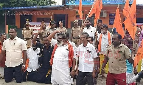 சிவசேனா கட்சியினர் நூதன ஆர்ப்பாட்டம்