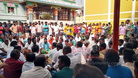 பார்வையற்ற தம்பதிக்காக ஒட்டு மொத்த கிராம மக்கள் போராட்டம்